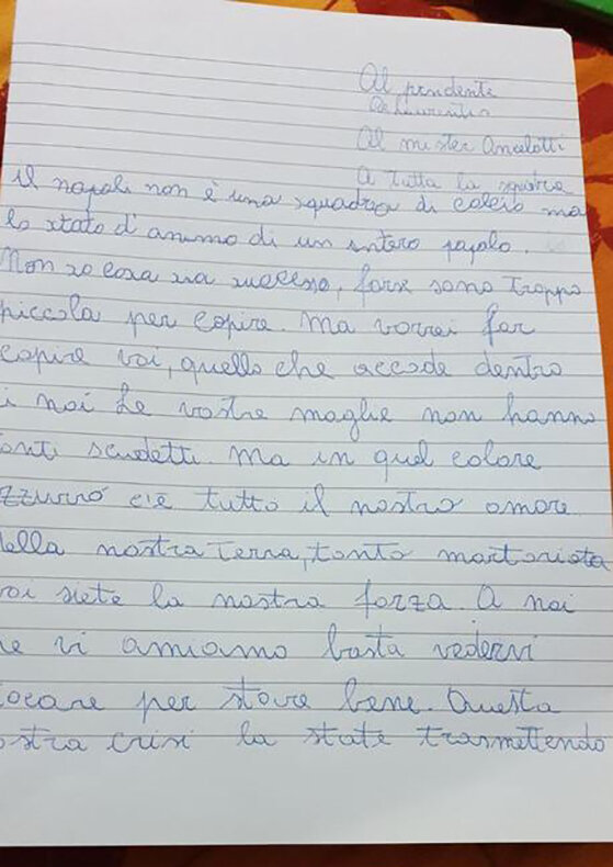 La piccola Aurora, colpita da una grave malattia, scrive ai calciatori del Napoli: ‘Siete la nostra forza, vi amo’