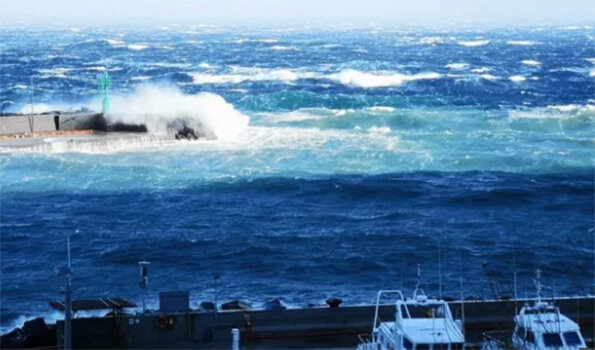 Troppo vento nel Golfo, niente traghetto: 100 passeggeri bloccati a Capri