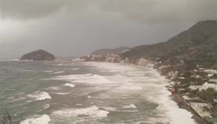 La mareggiata inghiotte la spiaggia dei Maronti a Ischia, stabilimenti balneari distrutti nell’area flegrea