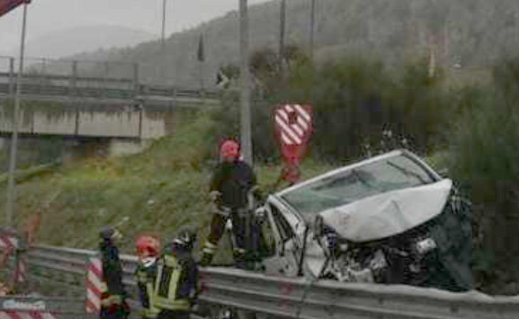 Tragedia nel Salernitano, mini van esce di strada: donna morta e sei feriti. C’è anche un neonato