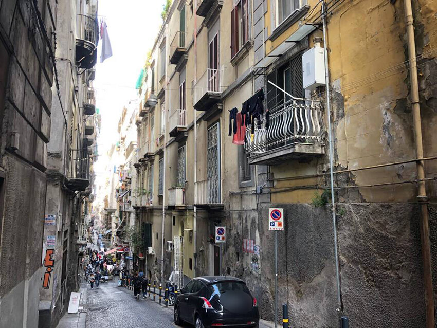 Napoli, sparatoria in via Pasquale Scura: uomo ferito alle gambe