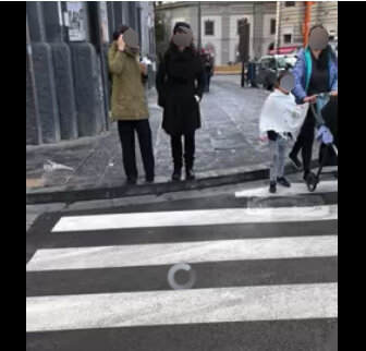 Napoli: all’incrocio di piazza Garibaldi strisce pedonali in curva, con scivoli per disabili non corrispondenti