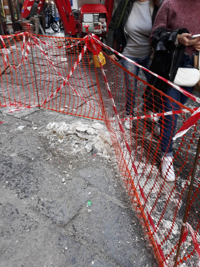 Napoli, cadono calcinacci da un palazzo di via Pasquale Scura, la polizia municipale mette in sicurezza l’area
