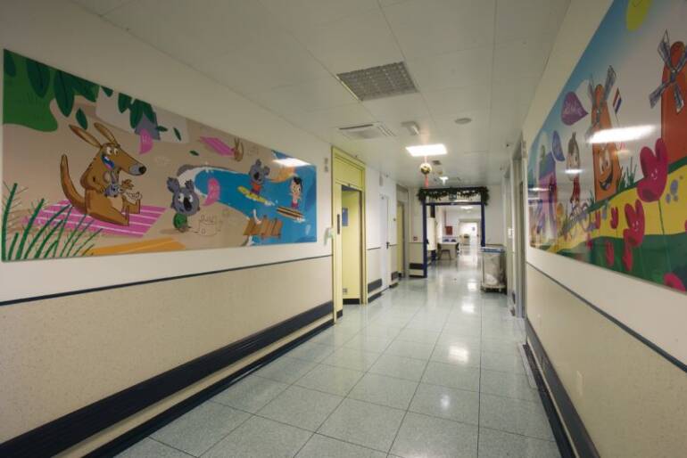 Napoli, vergogna al Policlinico: rubata l’auto con i regali di Natale per i bimbi del reparto oncologico