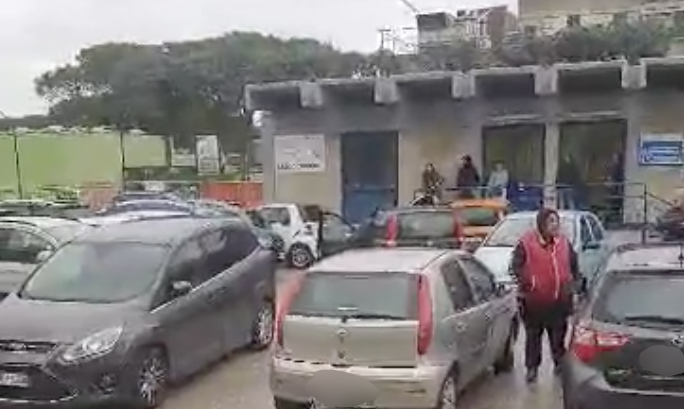 Napoli, i parcheggiatori abusivi prendono possesso anche delle aree di sosta interne al Policlinico