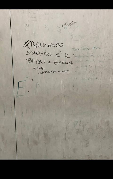 Policlinico di Napoli, inciviltà nel reparto ginecologia: scritte sui muri per festeggiare i nascituri