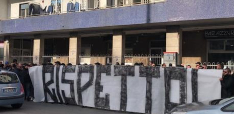 Protesta dei tifosi del Napoli contro i calciatori: ‘Mercenari siete voi’