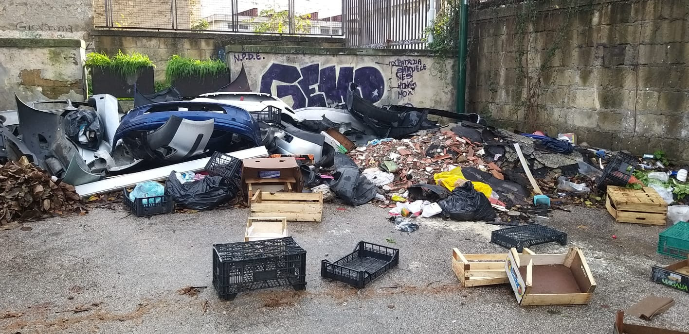 Napoli, cittadino denuncia ai vigili lo sversamento di rifiuti tossici a Barra ma gli agenti lo dissuadono