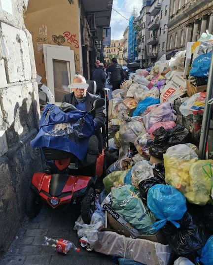 Emergenza rifiuti a Napoli: città invasa dai cumuli, situazione al limite