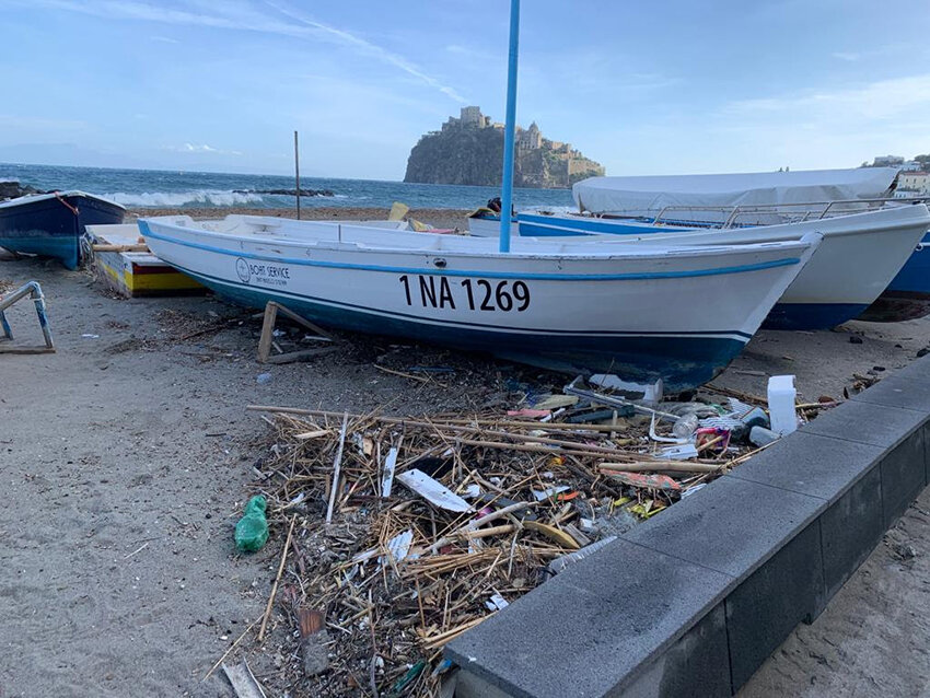 Maltempo a Ischia, il mare restituisce rifiuti e schiuma marrone sulla spiaggia della Mandra