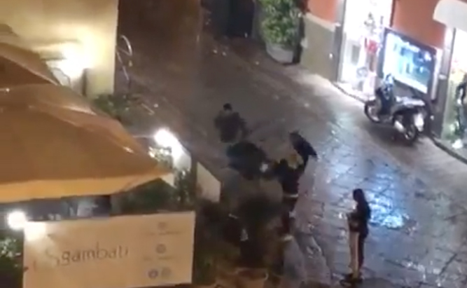 Violenta rissa a Casoria in piazza Cirillo a colpi di mazza. IL VIDEO VIRALE SUL WEB