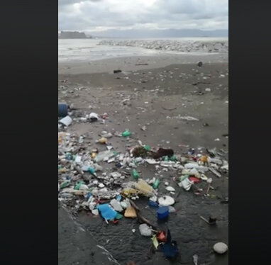 La spiaggia della rotonda Diaz è una distesa di plastica dopo le mareggiate causate dal maltempo