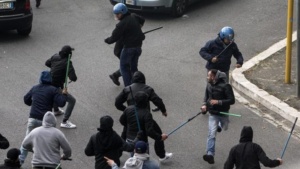 Nocera, scontri con la Polizia: nel mirino 40 ultras rossoneri. Al vaglio degli inquirenti le immagini della videosorveglianza