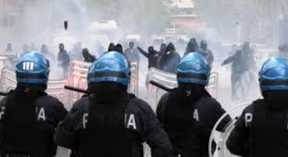 Scontri con la polizia a Taranto: 66 Daspo per i tifosi della Nocerina