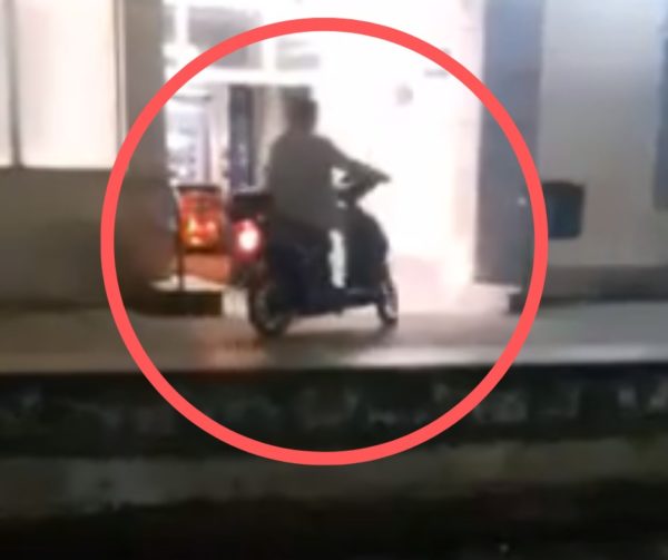 Video della vergogna. Scooter sfreccia sulla banchina della stazione Corso Vittorio Emanuele della Cumana