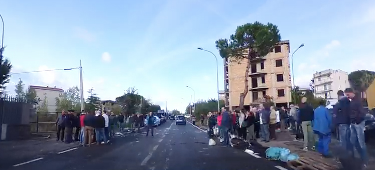 Terzigno, sgombero dei ‘truffati’: arrivano le ruspe e i cittadini bloccano la strada