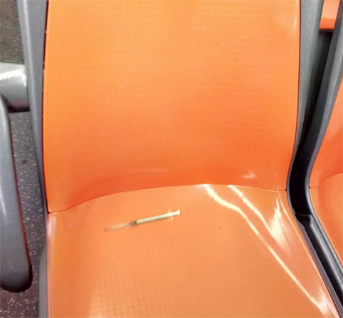 Napoli, siringhe abbandonate sul sedile del bus Anm