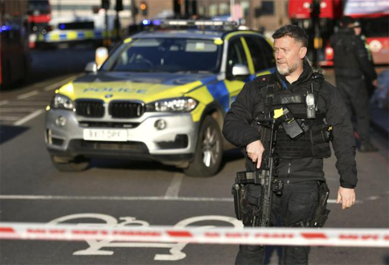 Panico a Londra, spari al London Bridge: la polizia uccide un uomo, aveva un coltello