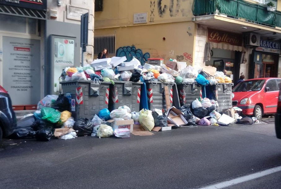 Napoli, cumuli di immondizia in prossimità dei cassonetti: zona Nord abbandonata