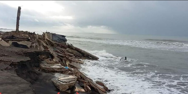 Maltempo, distrutta la spiaggia di Castel Volturno. Droni in azione per monitorare i danni