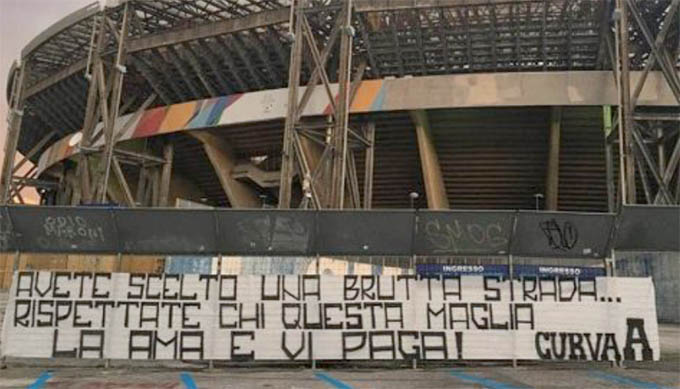‘Avete scelto una brutta strada…’, nuovo striscione dei tifosi contro i calciatori del Napoli