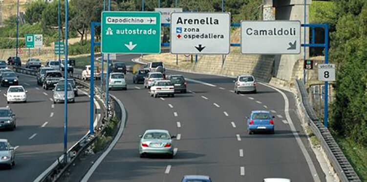 Napoli, infarto mentre è alla guida in Tangenziale: 66enne salvato da vigili del fuoco e polizia stradale