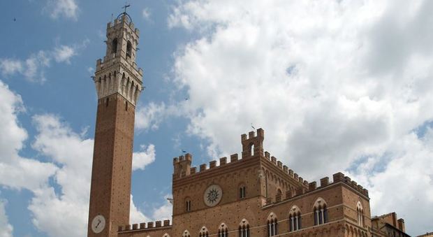 Choc in piazza del Campo: donna cade dalle Torre del Mangia