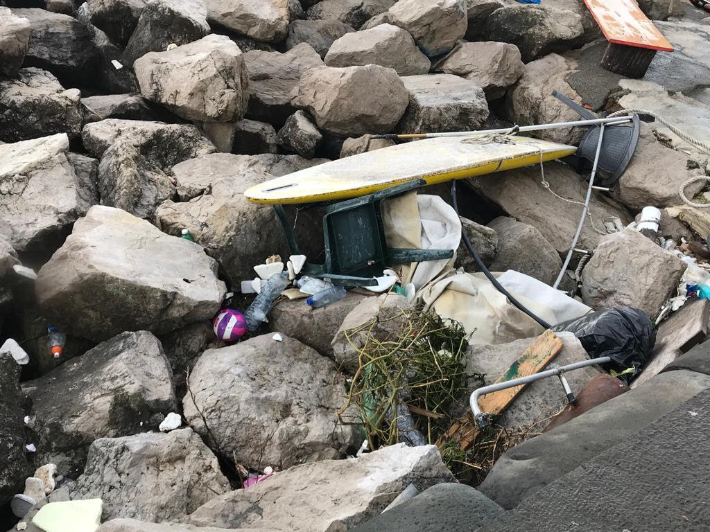 Napoli, la scogliera di via Caracciolo ridotta ad una discarica abusiva, emergono tutti i rifiuti dovuti anche ai pontili abusivi