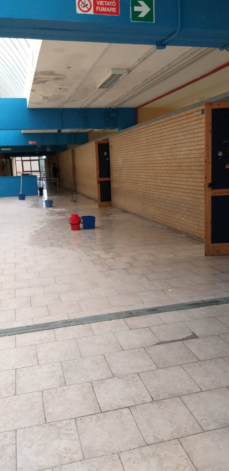 Maltempo, gravi disagi a Napoli: allagamenti in diverse scuole, piove sulle banchine della stazione Trencia e alla Loggetta cede un muro