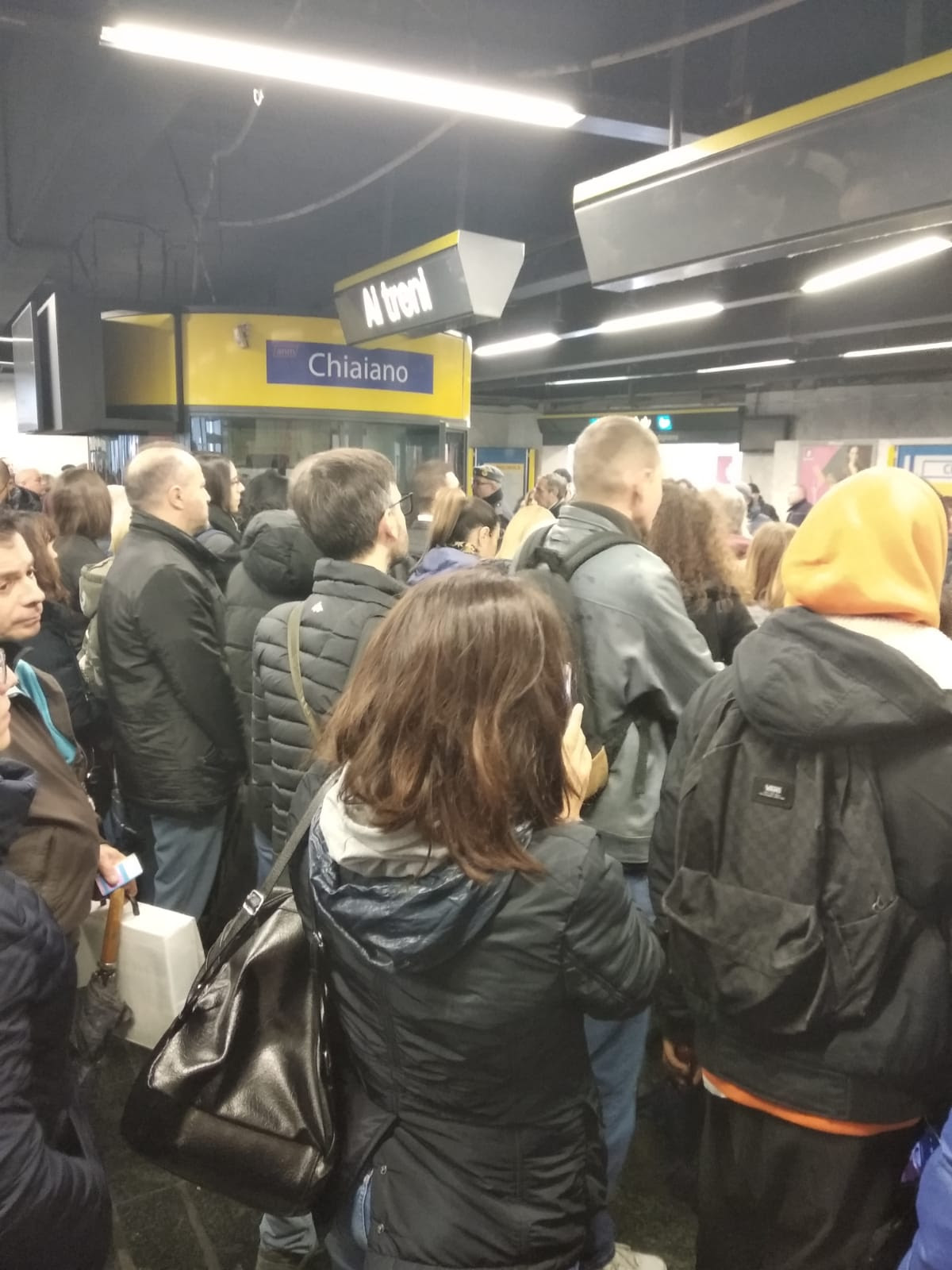 Napoli, Metro 1, stazione di Chiaiano in tilt: troppa folla, centinaia di passeggeri in attesa per accedere alle banchine