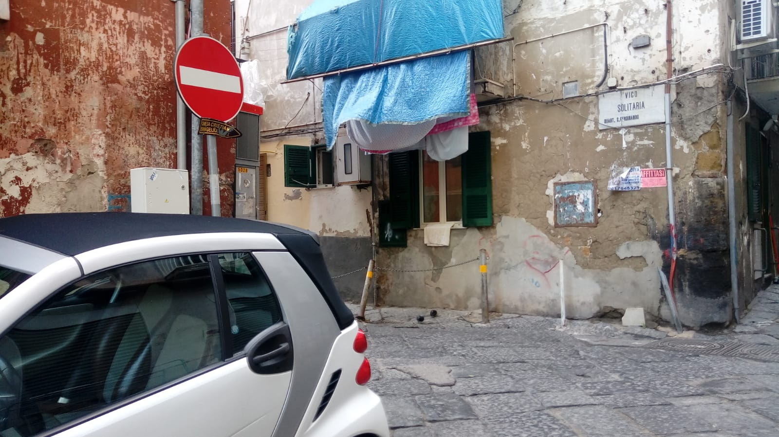 Napoli, la sosta selvaggia impedisce ad una famiglia di uscire di casa a Pizzofalcone