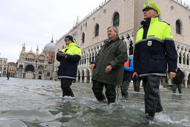 Venezia, la marea si ferma a 154 cm, chiusa Piazza San Marco. Dal governo arrivano 20 milioni, il Cdm delibera lo stato di emergenza