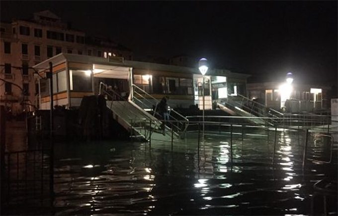 Maltempo, notte drammatica a Venezia: allagata la chiesa di San Marco, un morto fulminato, vaporetti affondati