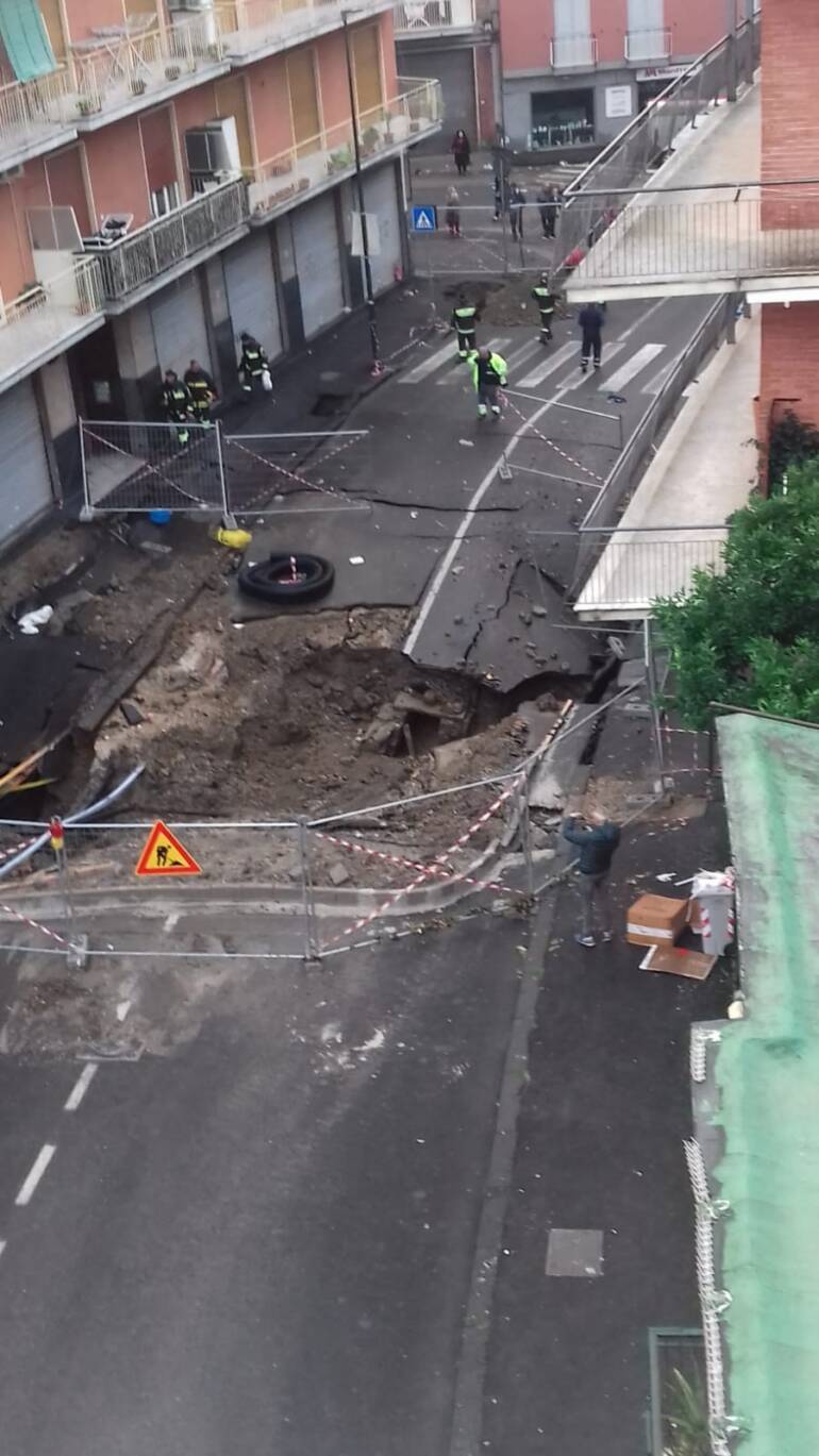 Napoli, maxi voragine nel cantiere di via Masoni: sgomberate le famiglie