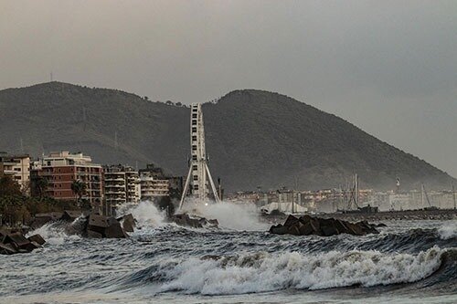 Salerno, burrasca e vento forte: il mare in tempesta con onde di sei metri si abbatte sul litorale