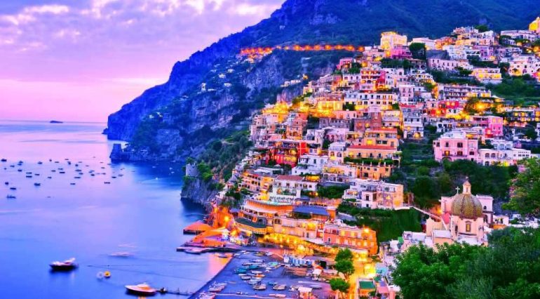 Follia vacanze in Campania: una settimana a Positano costa fino a 123mila euro, a Sorrento “bastano” 57mila