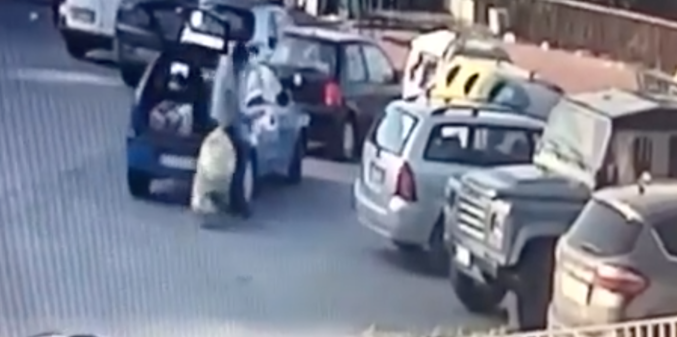 Napoli, a Capo Posillipo automobilista ripreso mentre sversa rifiuti illegalmente. IL VIDEO