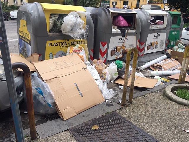 Napoli: al Vomero ancora cumuli di rifiuti per strada
