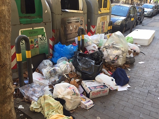 Napoli: al Vomero anche dicembre inizia tra i rifiuti