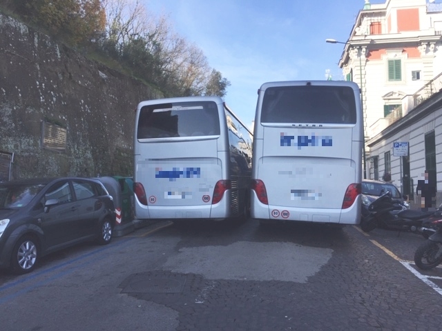 Napoli, San Martino: traffico bloccato dai bus turistici parcheggiati in doppia fila