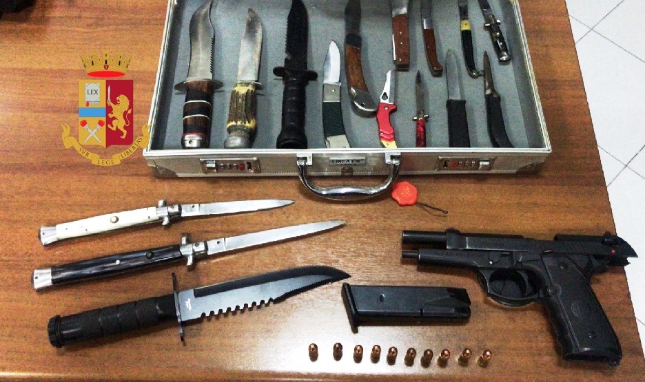 Napoli, nascondeva pistola e coltelli in casa: arrestato 48enne al Pallonetto
