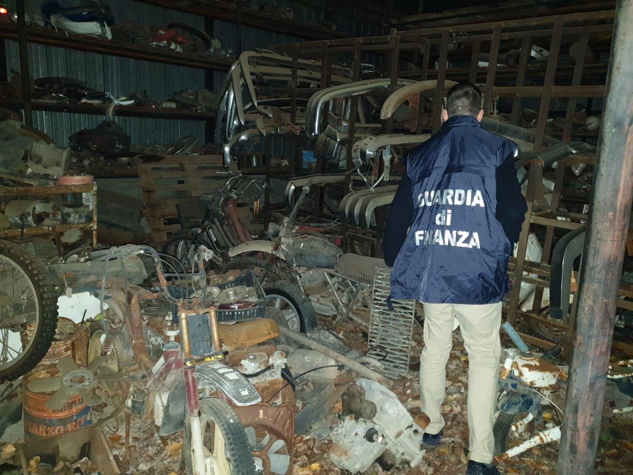 Sequestrato impianto di autodemolizione: aveva “stipato” 600 tonnellate di rifiuti pericolosi. Nei controlli anche un calzaturificio con operai in nero