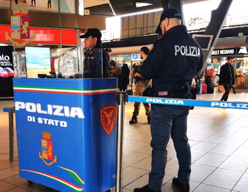 Napoli,trentaquattrenne denunciato dalla Polizia Ferroviaria: deteneva, ai fini della vendita, cravatte contraffatte di un noto brand napoletano