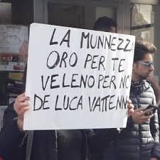 Sacchetti di rifiuti contro De Luca ad Aversa, identificati 10 attivisti
