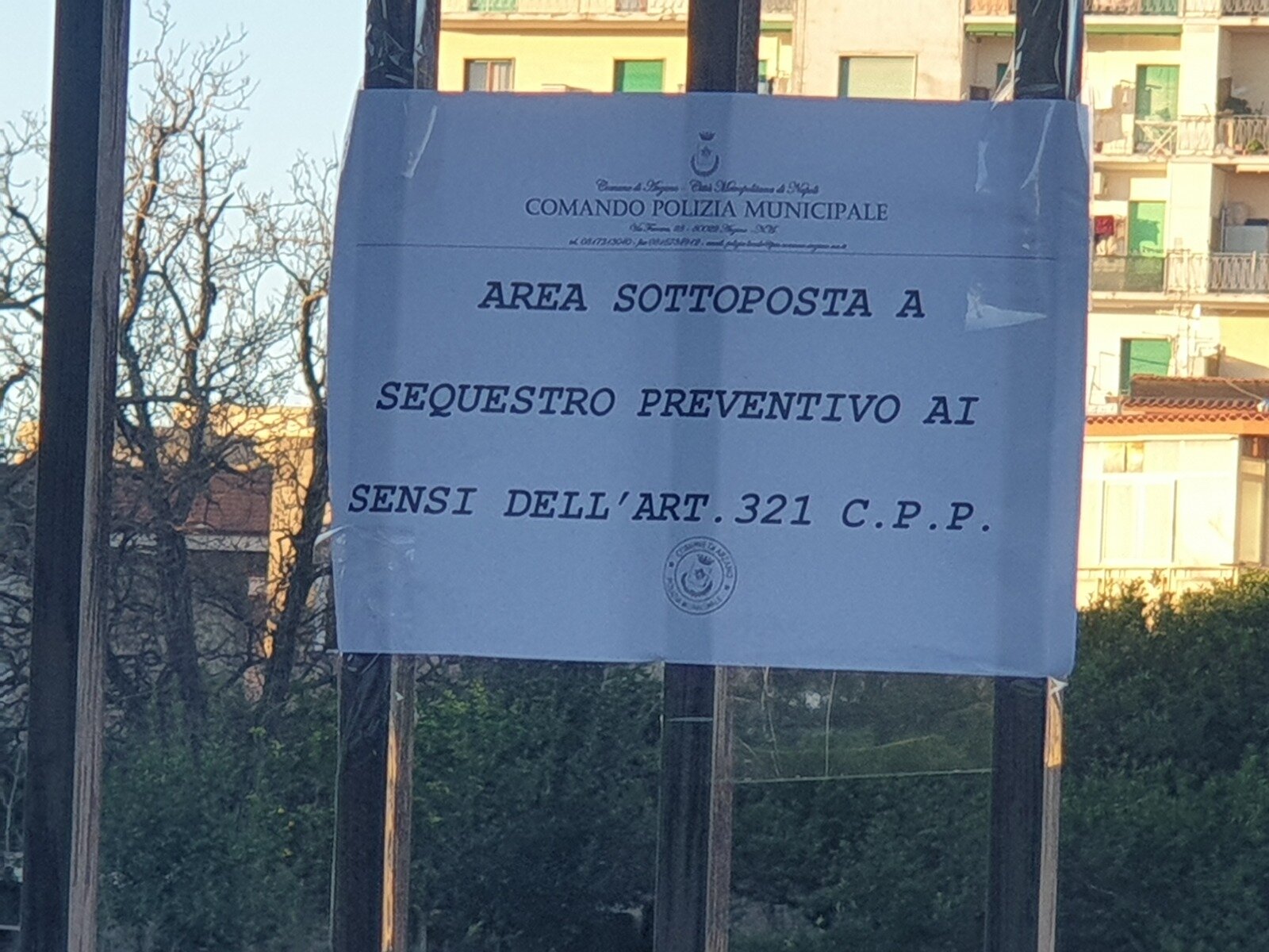 Arzano, blitz della Polizia locale in via Parisi, sequestrata un’area sbancata senza autorizzazioni comunali.