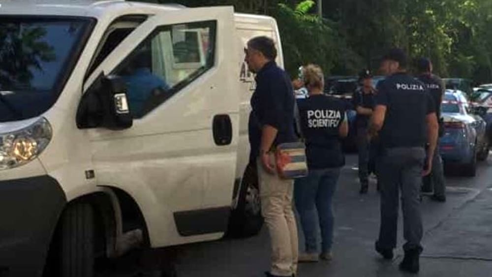 Unicredit di Aversa ancora una volta nel mirino: assalto coi fucili al portavalori all’esterno della banca
