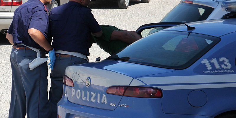 Napoli, viaggia contromano nel centro storico e si schianta contro un palo: arrestato 58enne