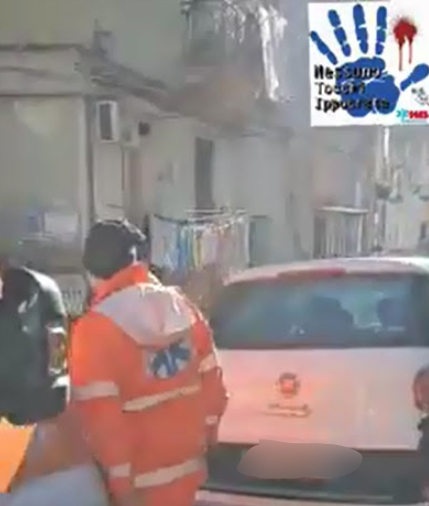 Napoli, ambulanza intralciata da automobile a Capodimonte