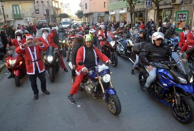 Salerno “romba”: i “Babbi Natale” motorizzati invadono le strade