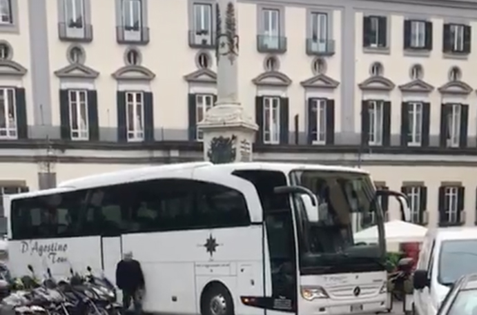 Napoli piazza dei Martiri: autobus resta bloccato a causa delle auto parcheggiate in sosta vietata